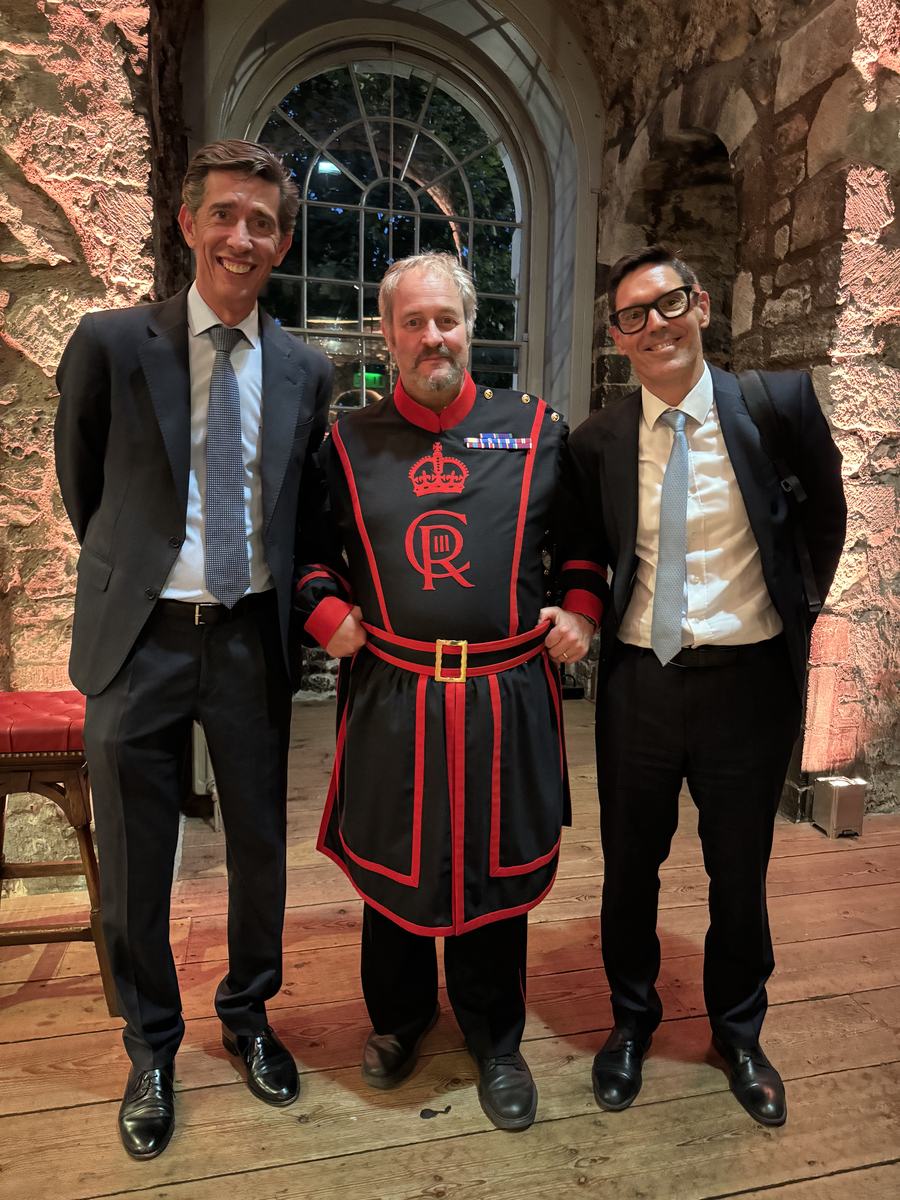Dr. Carlos Lázaro y Prof. José María Martínez de la Casa en la Torre de Londres