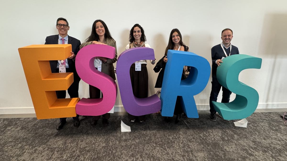 Médicos del IOFT junto a las letras ESCRS en el congreso de Londres 2026