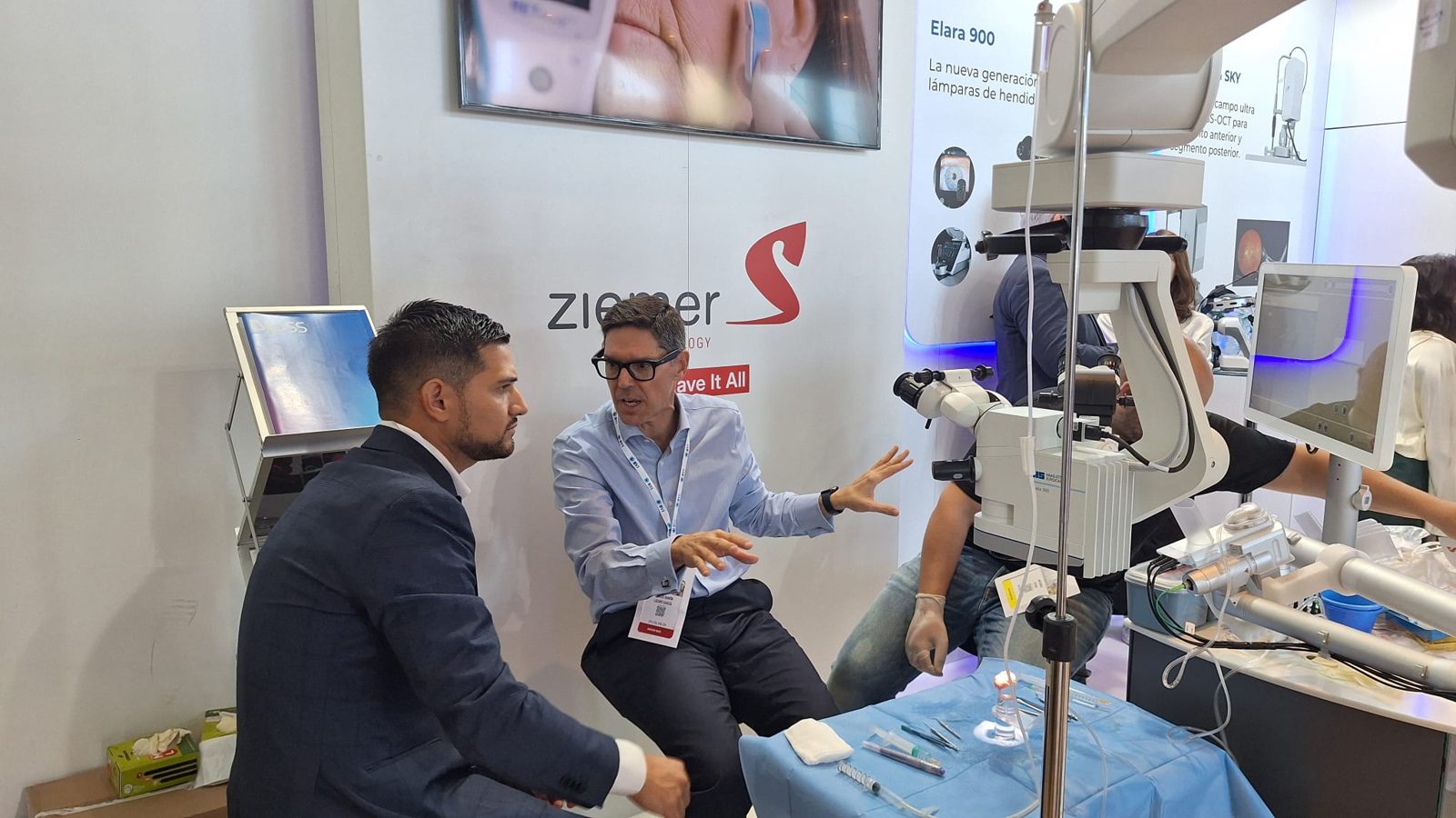 El Dr. Carlos Lázaro durante un wet lab de cirugía con láser de femtosegundo en el 102 Congreso de la SEO