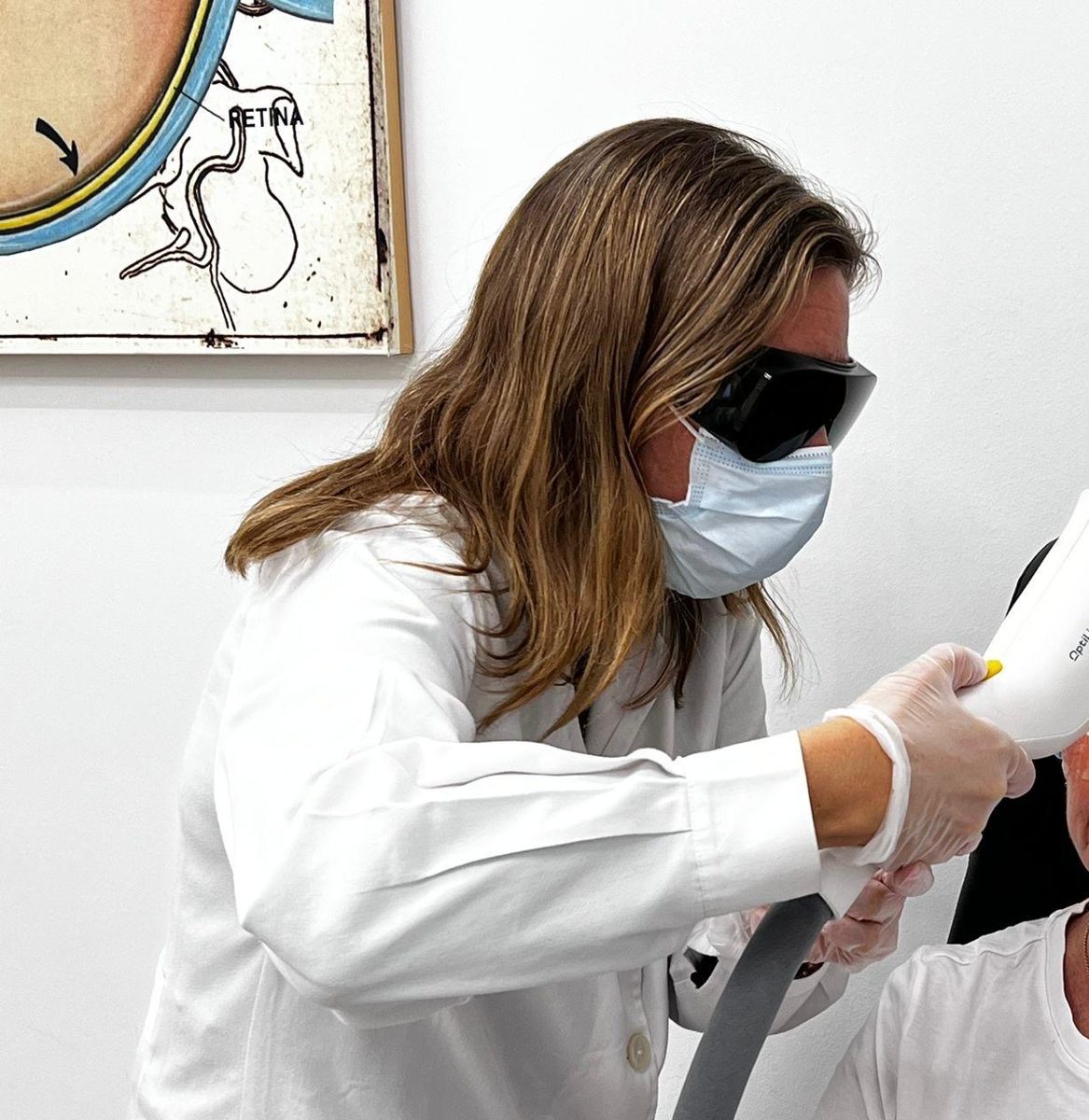 Aplicación de luz pulsada intensa (IPL) para el ojo seco en el Instituto Oftalmológico de Toledo