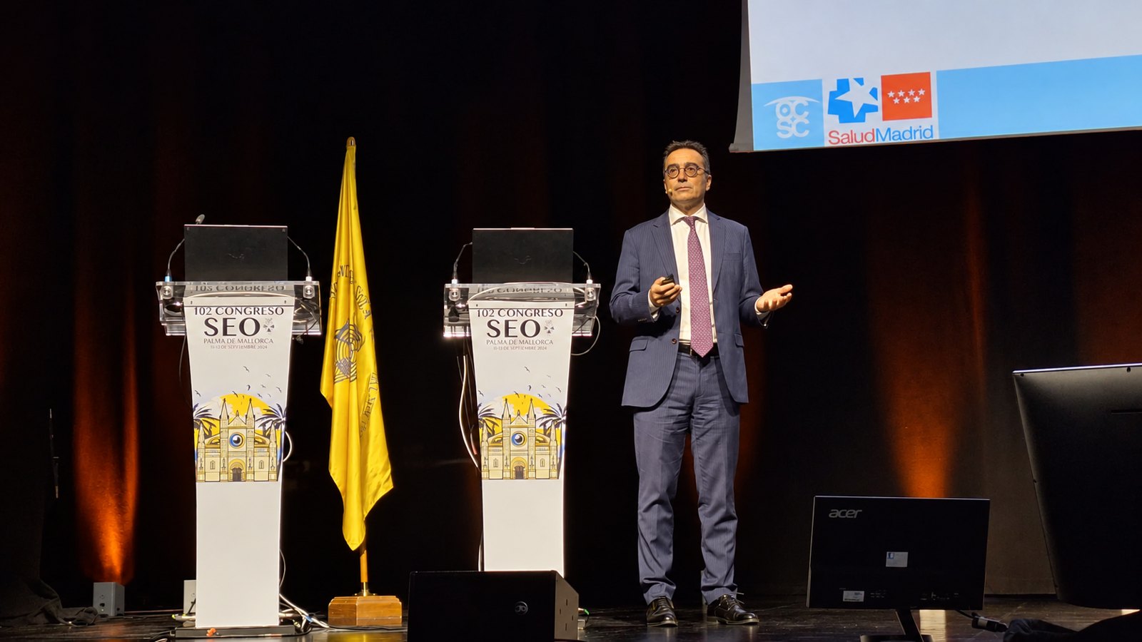 El Prof. Julián García Feijoó durante la Conferencia Castroviejo en el 102 Congreso de la SEO